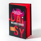 „Und all deine Geheimnisse werden mir gehören.“ steht über „DAISY“ von Melanie Raabe. Roter Buchschnitt.