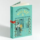 "Alessia Gazzola: Miss Bee & Der Tote in der Bibliothek" auf türkisfarbenem Buchcover. Illustration einer Frau in Bibliothek.