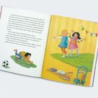 Links: Text über Emilia, die Samia besucht und tanzt. Rechts: Illustration von zwei Mädchen, die fröhlich auf einem Teppich tanzen.