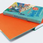 Der Text auf dem Buchrücken lautet: "Manfred Mai Weltgeschichte". Das Cover zeigt eine bunte Illustration verschiedener historischer Figuren.