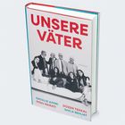 „UNSERE VÄTER“ in Rot, darunter vier Namen, Gruppenfoto von sechs Frauen und vier älteren Männern in Schwarzweiß.