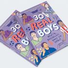 Text: "30 REAL BOYS. Mutig, gefühlvoll & ganz sie selbst." Illustration: Jungen und Symbole auf lila Hintergrund.