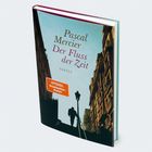 Buchtitel "Der Fluss der Zeit" von Pascal Mercier, Hanser Verlag. Cover zeigt eine Straßenszene mit Person und Laterne.