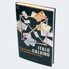 Buchcover mit Texten: "Geschriebene und ungeschriebene Welt", "ITALO CALVINO", "HANSER". Umschlag zeigt Briefe und ein Holzgerüst.