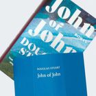 Große weiße Schrift: "John of John". Darunter "DOUGLAS STUART". Hintergrund in Blau und Türkis.