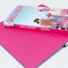 Text: "DANIELA DRÖSCHER SPRECHEN". Ein Buch mit rosa Einband und einem gemalten Cover von zwei Frauen mit einer Zeitung.