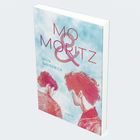 "MO & MORITZ" in großen Buchstaben, darunter "JULYA RABINOWICH". Zwei Personen in Rottönen, Rückenansicht.