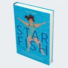 Buchtitel: "Starfish" von Lisa Fipps. Illustration: Ein Mädchen in einem gestreiften Badeanzug schwimmt im Wasser.