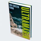 Buchtitel: "ULTRAMARIN", Autorin: Ann-Christin Kumm. Cover zeigt Felsen am Meer mit Wellen.