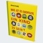 Titel: "WIE IST ES EIGENTLICH, EIN KIND ZU SEIN?" von Anna Fiske. Bunte Kinderzeichnungen auf gelbem Hintergrund.