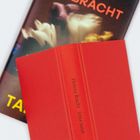 Auf einem roten Buchrücken steht "Helene Bracht Irma tanzt". Darunter ein unscharfes Blumen-Cover in warmen Farbtönen.