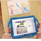 Ein Tablet mit Zeichnungen zeigt im oberen Bild eine Figur in Grün, im unteren Bild Menschen mit Schneemann. Links eine Kinderzeichnung.