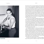 Kanakenkind. Pasta für alle im Jugendorf Haßloch. Links ist eine Person mit Zopf, lächelnd am Herd mit großem Topf. Rechts Text.