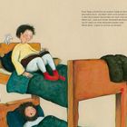 Ein Junge sitzt mit einem Buch im Bett, darüber Text über Liebe und Feinde. Eine kleine Maus sitzt neben ihm.
