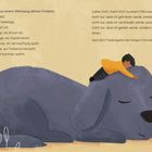 Gebetstext auf beigefarbenem Hintergrund. Illustration: Kind liegt auf schlafendem, blauem Hund.