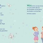 Links steht ein Gedicht von Julia Knop. Rechts ein Gedicht von Matthias Claudius. Illustration: Zwei Kinder, Schmetterlinge.