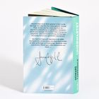 Rückseite eines Buches mit Text über den Sinn des Lebens, Glück und Melancholie. Signatur unten. Buchrücken: "UNERWARTET".