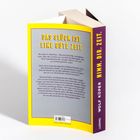"Das Glück ist eine gute Zeit." Langes Buch mit lila und gelbem Einband, Seiten leicht geöffnet.