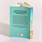 "Es ist schwer, sich das Leben im Krieg vorzustellen, wenn man nur Frieden erlebt hat." Buch mit blau-gelbem Cover.