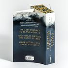 Ein Buchumschlag mit Text: "DU HAST DIE WELT IN BRAND GESETZT" und "TAINTED VOWS". Design mit dunklen Wolken.