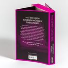 Auf einem Buchrücken steht „DIE PSYCHIATERIN“. Text: „Hat sie ihren eigenen Mörder therapiert?“ Der Hintergrund ist dunkel.