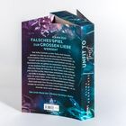 Kann ein falsches Spiel zur großen Liebe werden? Bunter Buchumschlag mit abstraktem, glitzerndem Design in Violett und Blau.