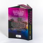 Text: „Ein Hotel, in dem Wünsche erfüllt und Albträume wahr werden.“ Buchtitel „Guilty Pleasure“ von Linda Schipp.