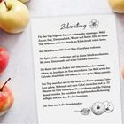 "Zubereitung" steht oben. Text beschreibt ein Rezept für Tarte. Links und rechts ein Arrangement aus roten und gelben Äpfeln.