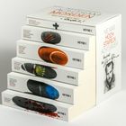 Bücherstapel von Karsten Dusse mit Titeln der Serie "Achtsam morden", seitlich eine schwarz-weiße Porträtaufnahme.