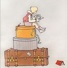 Ein Mädchen liest auf einem Stapel aus Hüten und Koffern mit "Mädchen wie ich". Ein rotes Buch liegt am Boden.