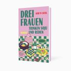 „Drei Frauen trinken Soju und reden. Roman“. Illustration mit Speisen, Getränken und Handtasche auf kariertem Hintergrund.