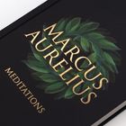 Text: "Marcus Aurelius Meditations". Grüner Lorbeerkranz auf schwarzem Hintergrund.