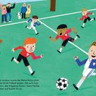 "In Chingford im Norden Londons wusste der kleine Harry schon früh, dass er nichts lieber tat als Fußball spielen."  
Spielende Kinder auf einem Fußballfeld, Zuschauer feuern an.