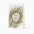 "OSCAR WILDE THE PICTURE OF DORIAN GRAY" steht in einem braunen Oval vor dem Hintergrund eines stilisierten Blattes.