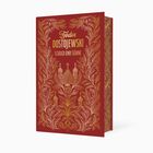 "Fjodor Dostojewski: Schuld und Sühne" steht in goldener Schrift auf einem roten Buchcover mit filigranen, goldenen Pflanzenmustern.