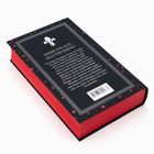 „Einer für alle, alle für einen“ steht auf einem Buchrücken in schwarz mit roten Sternen und einem weißen Lilien-Symbol.