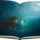 Ein kleiner Affe geht traurig durch den Dschungel. Er trifft ein Glühwürmchen. Dunkle und geheimnisvolle Illustration.