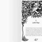 Kapitel 1: "Endlich flügge". Illustration: Eidechse in Blätterrahmen mit Früchten, darunter beginnt Text.