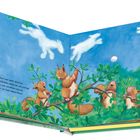 Text: "Wir schaun in die Wolken und sehn allerlei..."
Illustration: Eichhörnchen in Ästen betrachten wolkenähnliche Tiere.