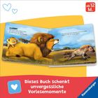 „ROARRR! Hier brüllt mein starker Papa...“, löwengebrüllender Löwe, Löwenjunges und fliehende Hyäne auf einer Wiese.