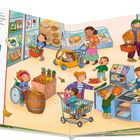 Ein Supermarkt mit vielen Menschen. Links sind verschiedene Produkte wie Käse, Milch, Einkaufskorb, Brezel und Banane.