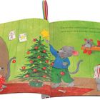 „Die Kinder schmücken jeden Raum und auch den kleinen Weihnachtsbaum.“ Eine Illustration mit Mäusen beim Schmücken.