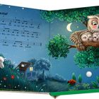 "Schlaf, Kindlein, schlaf" mit Noten. Links schlafen Schafe im Gras, rechts Eule mit Küken im Nest, Mond und Baum.