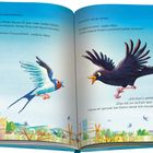 Text über zwei Vögel: Albin sucht Emil. Dialog über Federnfarben. Illustration zeigt zwei Vögel in einer Gartenlandschaft.