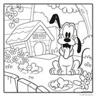 "PLUTO" auf Hundehütte geschrieben. Illustration eines freundlichen Hundes in einem Garten mit Blumen und Bäumen.