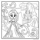 Eine Prinzessin in einem langen Kleid steht vor einem Schloss aus Eis. Schneeflocken und Eiskristalle umgeben sie.