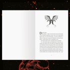 Text über eine zärtliche Berührung unter einem Schleier, Vertrauen und Überraschung. Dekor in Rot unten.