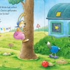 Die Freunde spielen Verstecken. Schaf Wolle hat Eddi-Bär, Hase Löffel und den kleinen Dachs gefunden. Doch wo ist Rabe Socke?