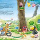 Ein Baumhaus mit Wäscheleine und Tieren. Ein Schaf und ein Bär auf einem Roller, ein Fuchs folgt, während ein Igel winkt.