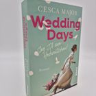 "Wedding Days: Sag JA zum Hochzeitschaos! Roman von Cesca Major." Frau in Brautkleid hält Blumenstrauß.
